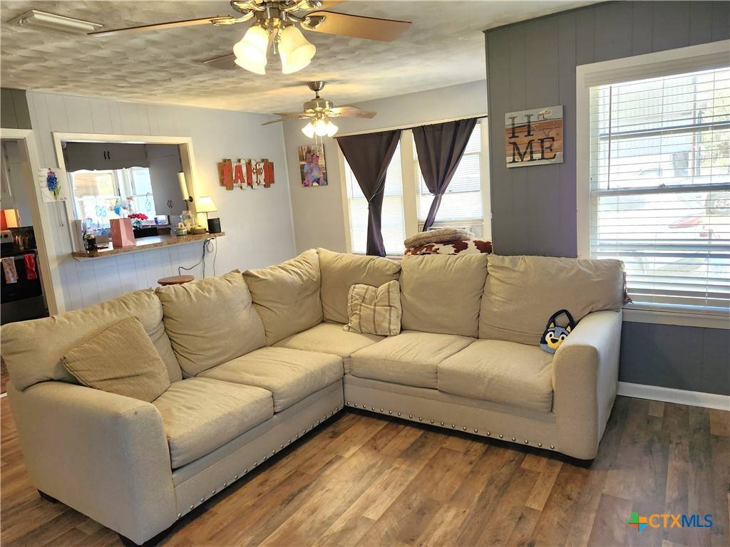 Yoakum, TX 77995,418 Clark ST