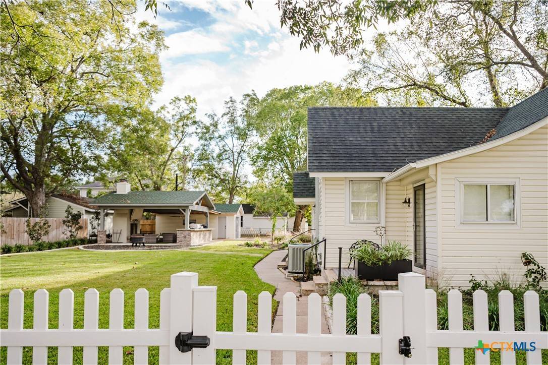 Cuero, TX 77954,213 W Broadway ST