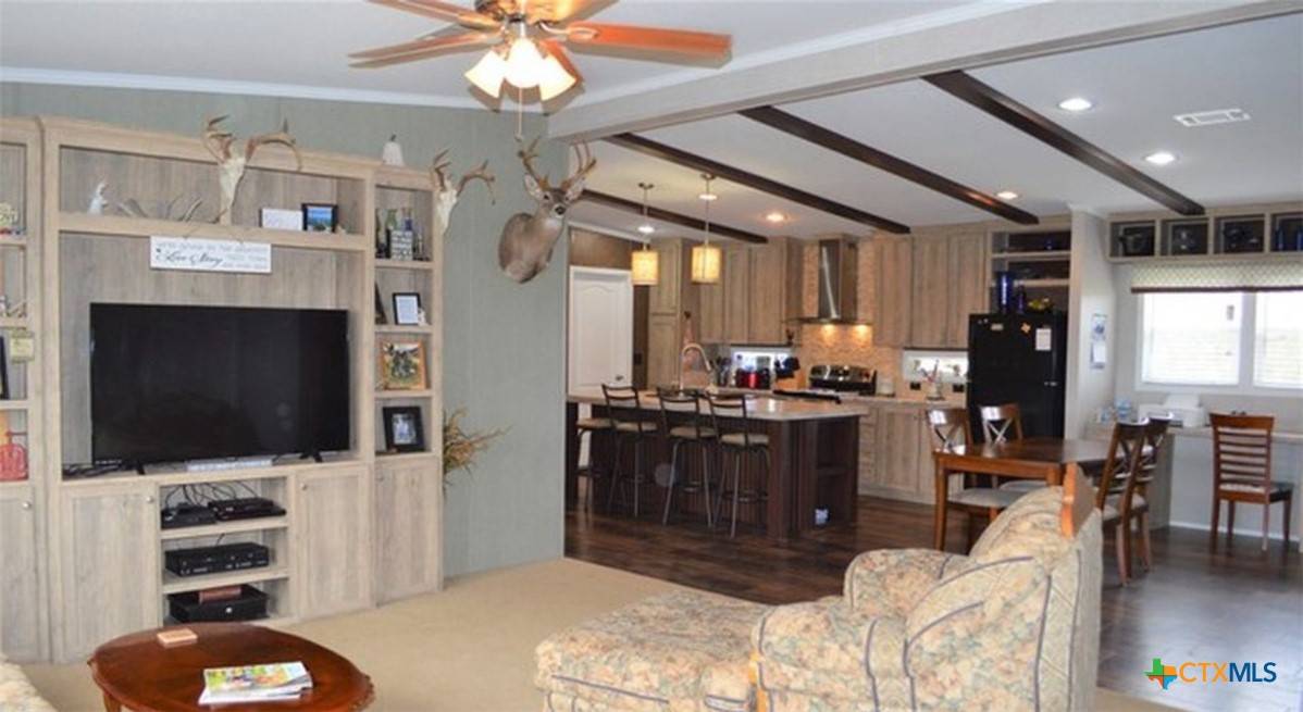 Floresville, TX 78114,5570 Blackhill RD