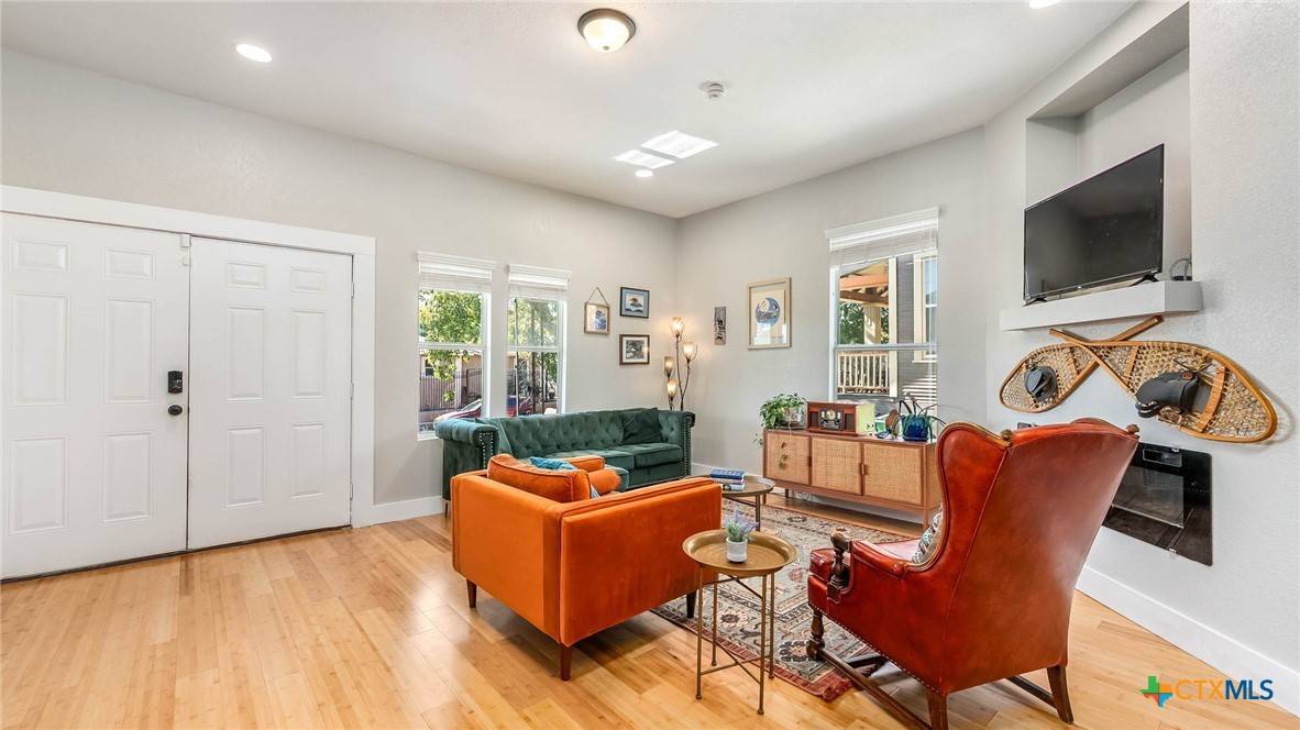 San Antonio, TX 78212,801 W Mulberry AVE