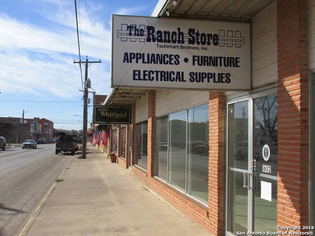 Hondo, TX 78861-1733,1602 AVENUE M