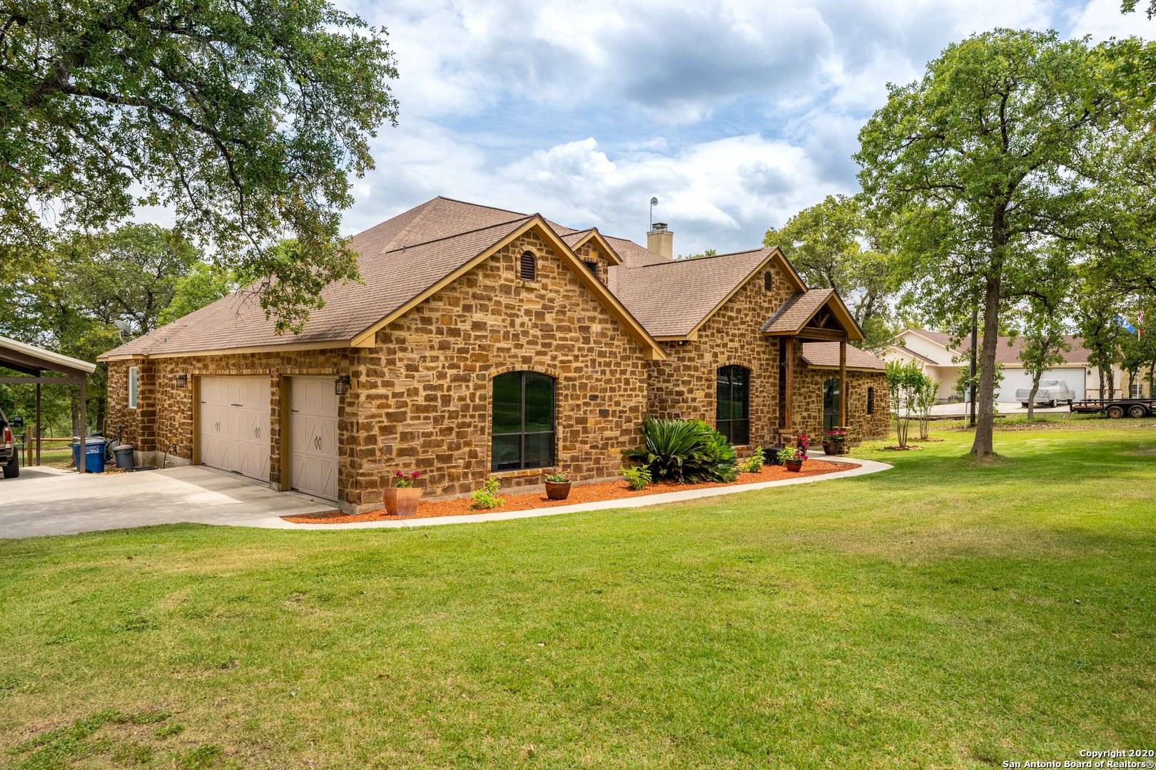 La Vernia, TX 78121-4758,208 ROSEWOOD DR