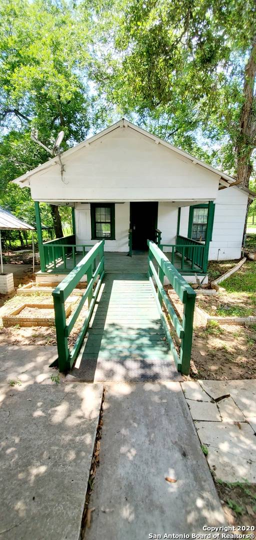 Floresville, TX 78114-1903,919 A ST