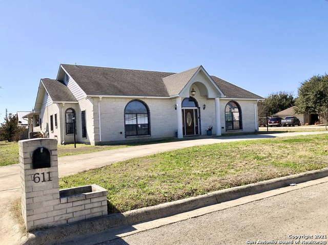 Hondo, TX 78861-3520,611 33RD ST