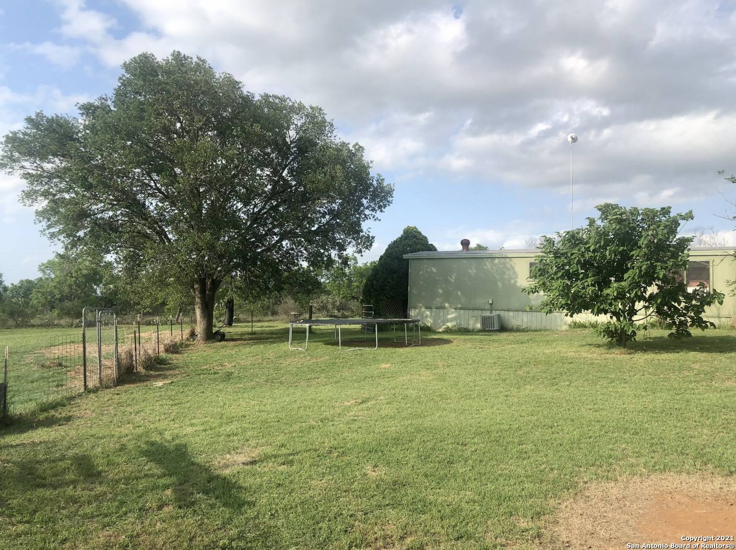 Floresville, TX 78114-6045,1162 COUNTY ROAD 122