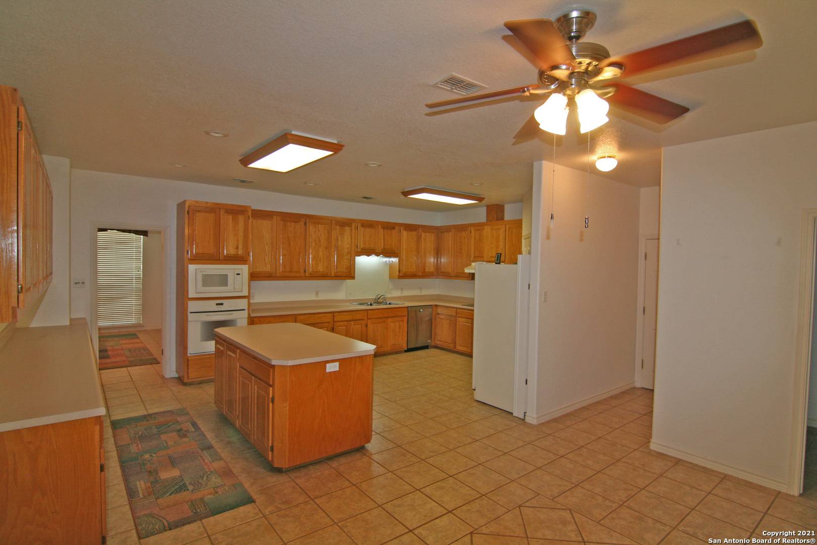 Castroville, TX 78009-5602,140 COUNTY ROAD 4770