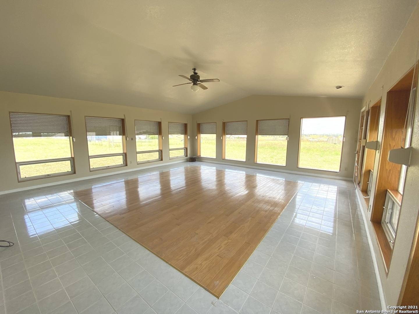 La Vernia, TX 78121-5116,612 LAKERIDGE LN