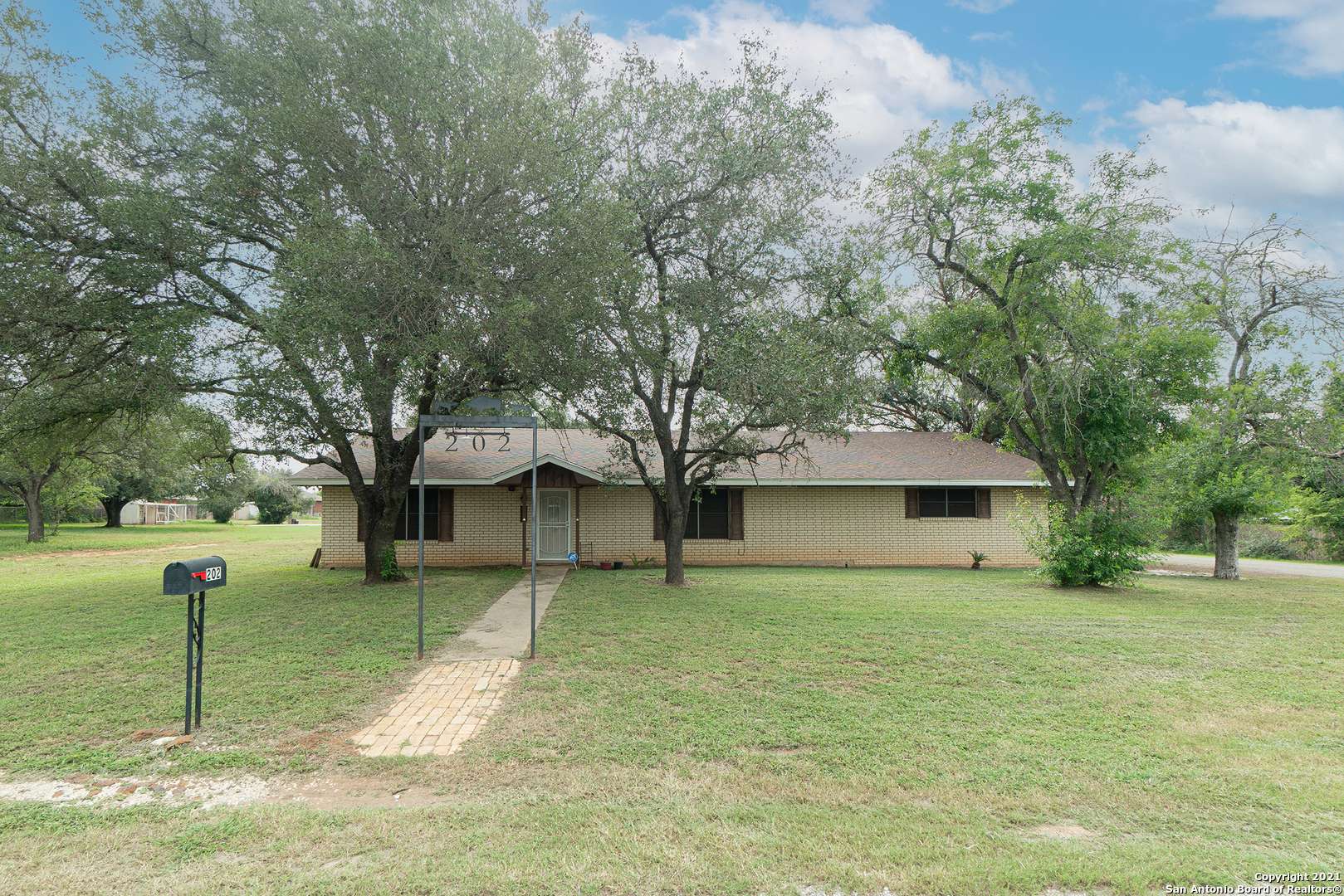 Moore, TX 78057,202 County Road 1629