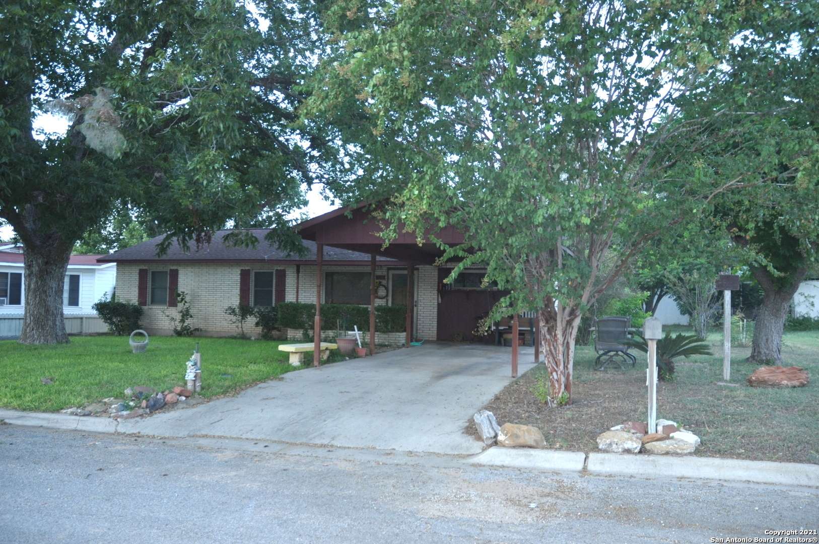 Devine, TX 78016-2412,712 DOVE AVE