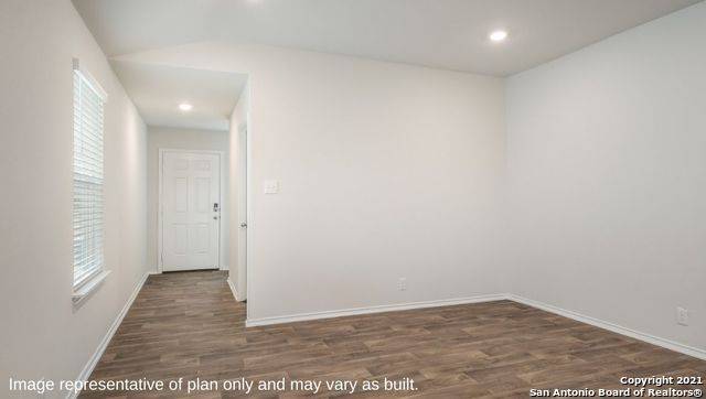 Floresville, TX 78114,324 Middle Green Loop