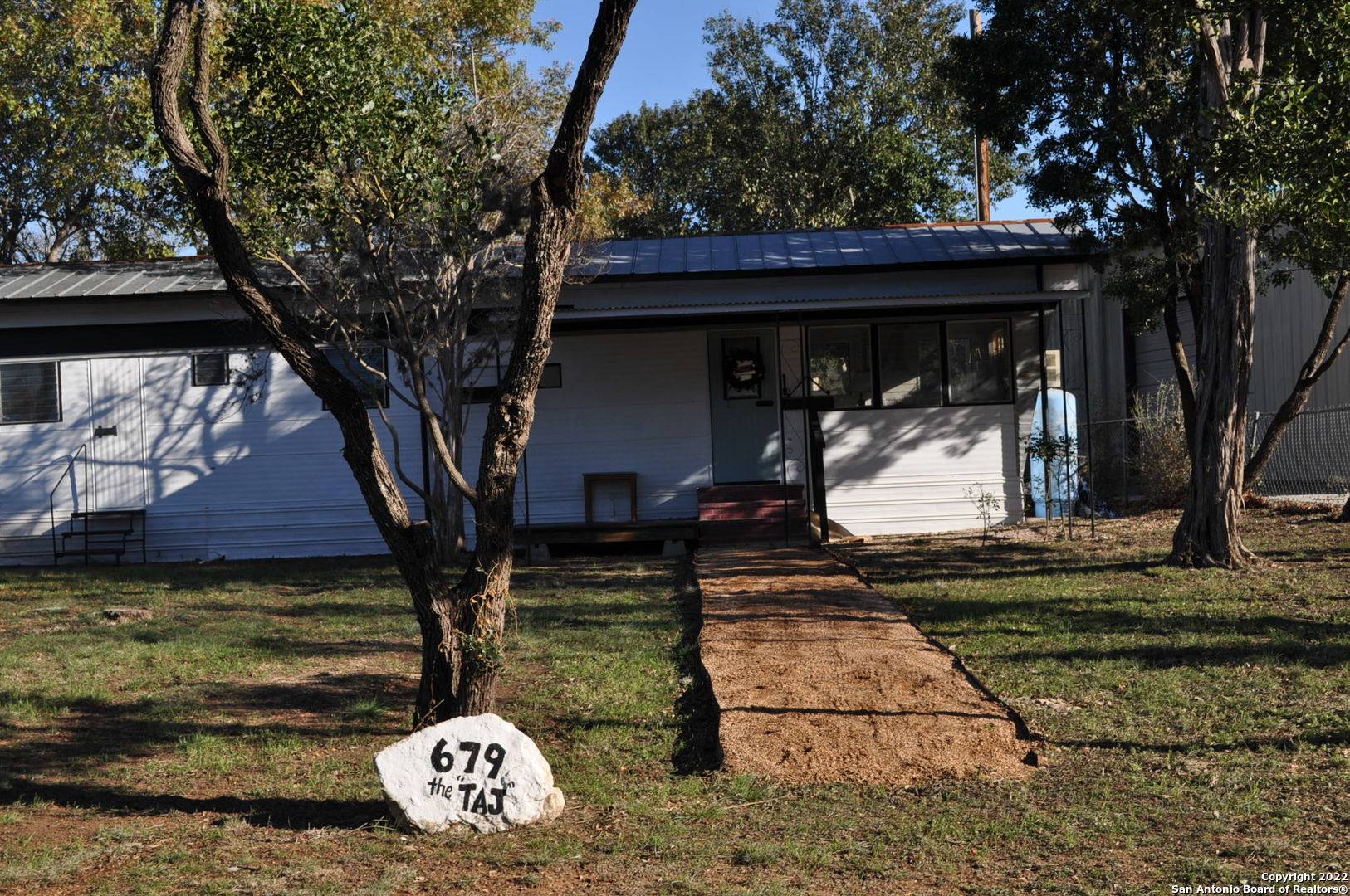 Lakehills, TX 78063,679 FAURIE RD
