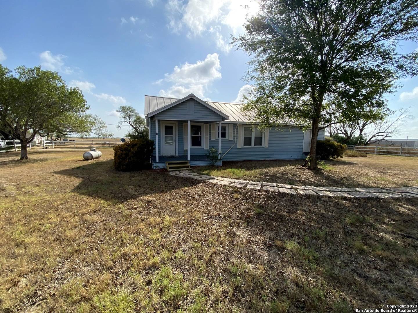 Floresville, TX 78114-4178,2667 COUNTY ROAD 134