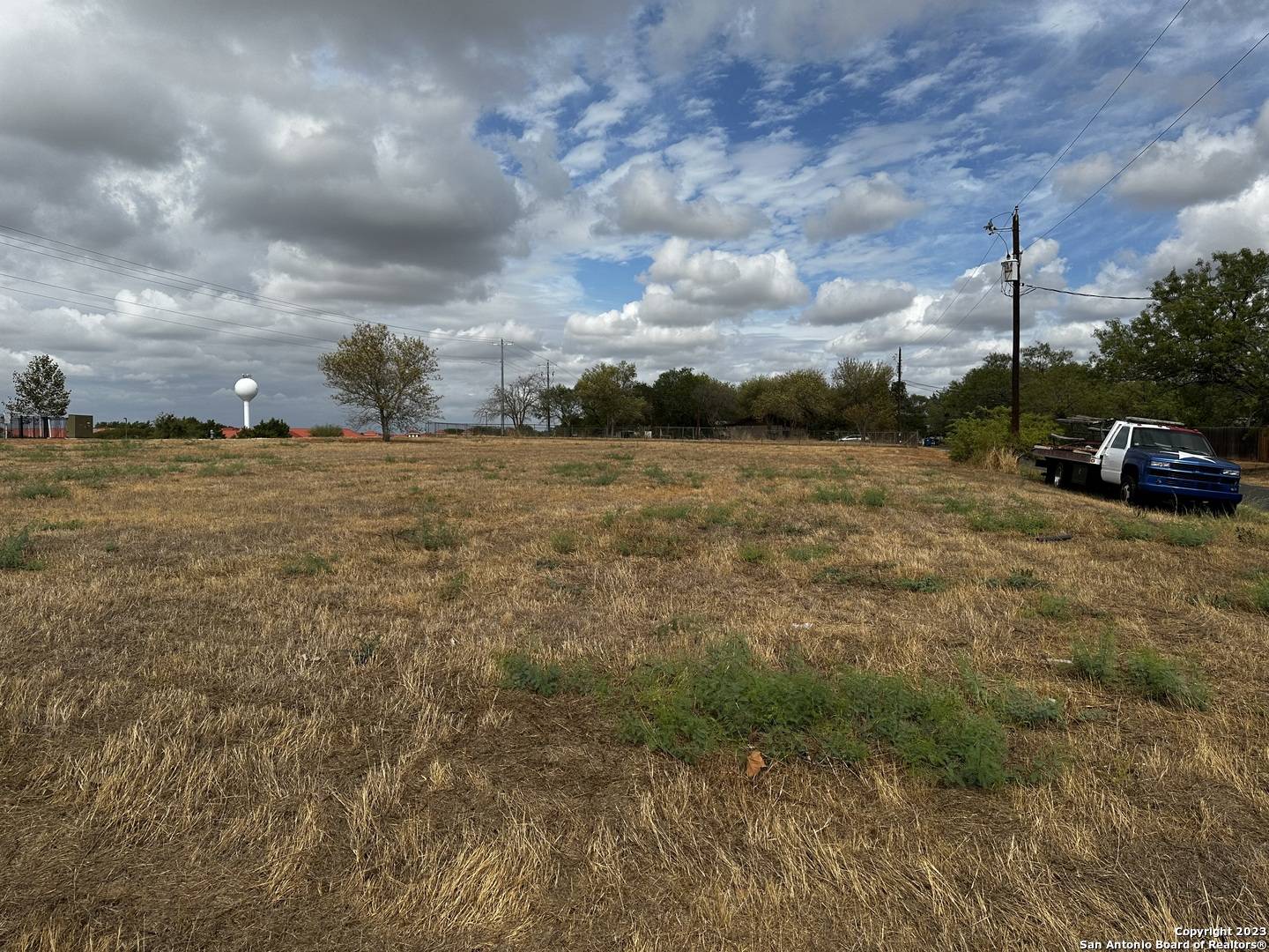 Floresville, TX 78114,105 Sparrow Ln