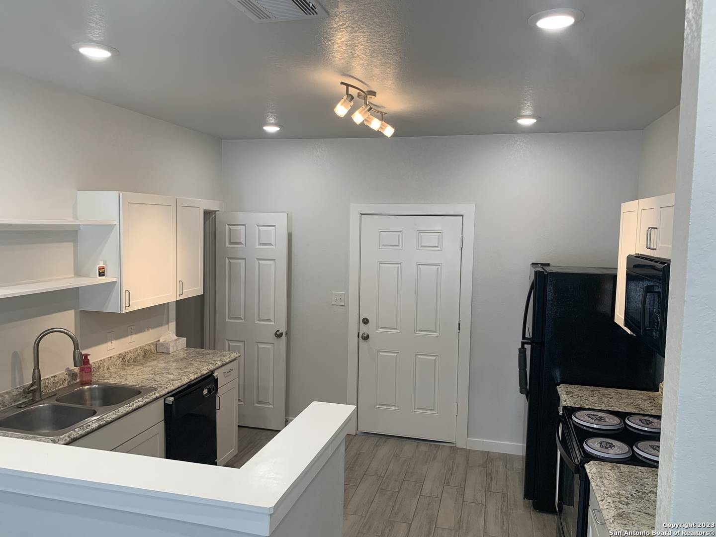 San Antonio, TX 78216,4 Oak Plaza