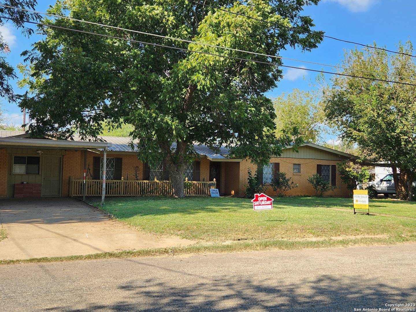 Pearsall, TX 78061,812 Brazos St