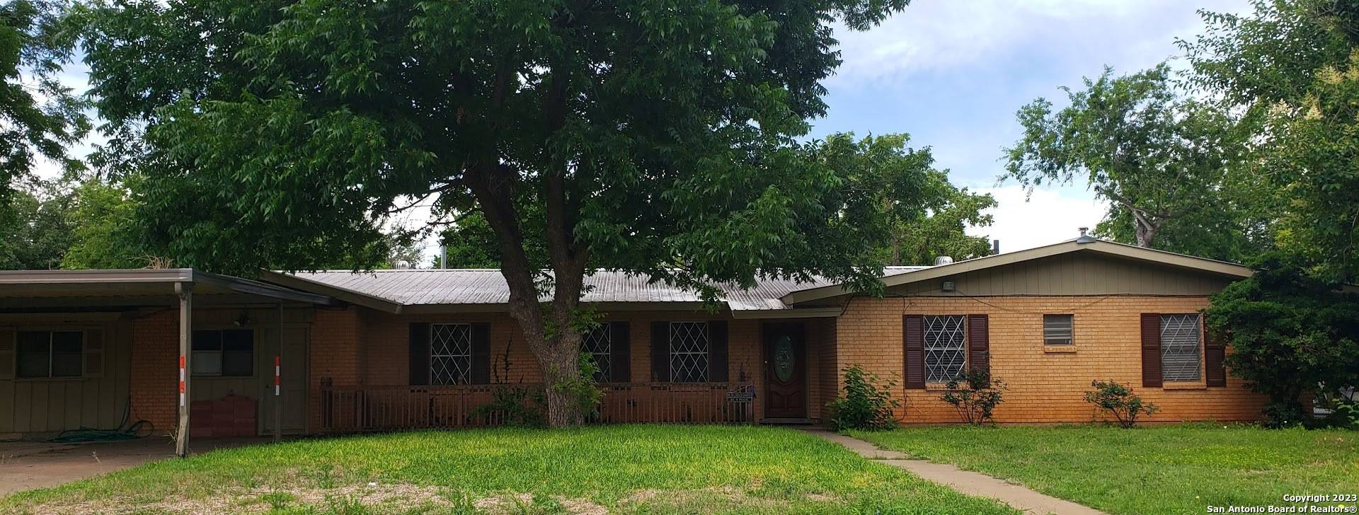 Pearsall, TX 78061,812 Brazos St