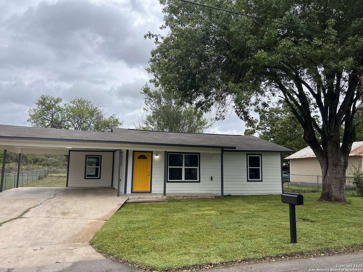 Floresville, TX 78114-1819,1207 PLUM ST