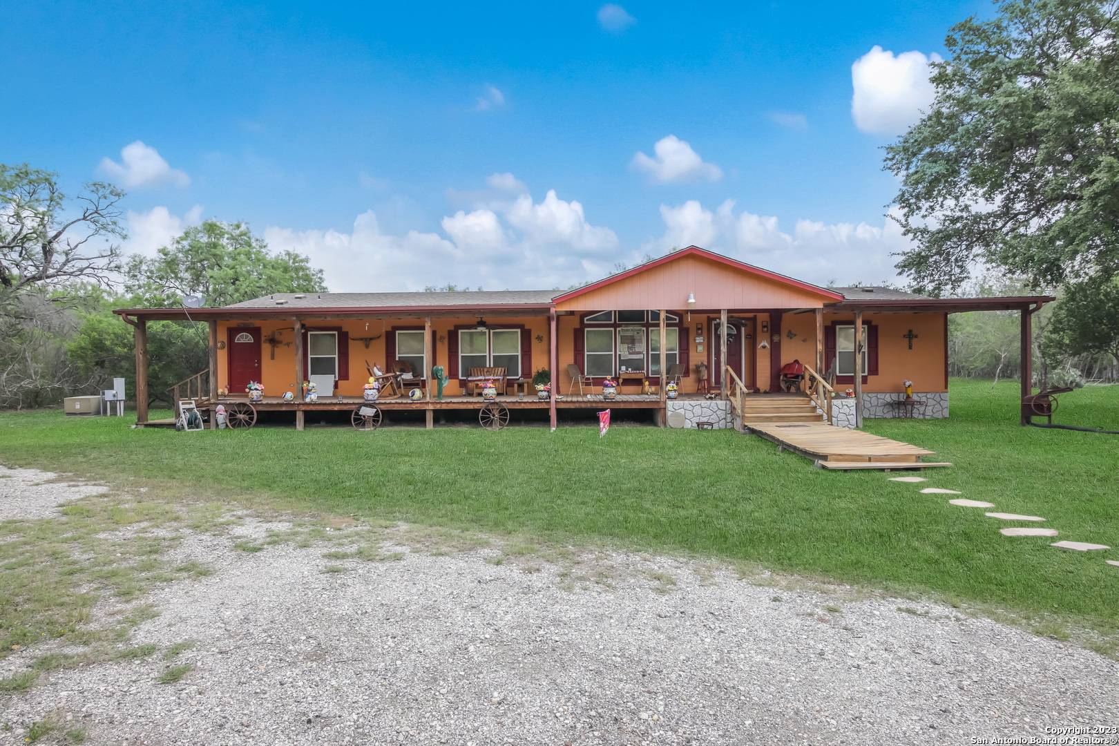 Lytle, TX 78052-3927,1075 Quail Run