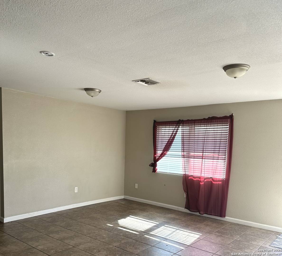 La Pryor, TX 78872,275 Hutchins ST