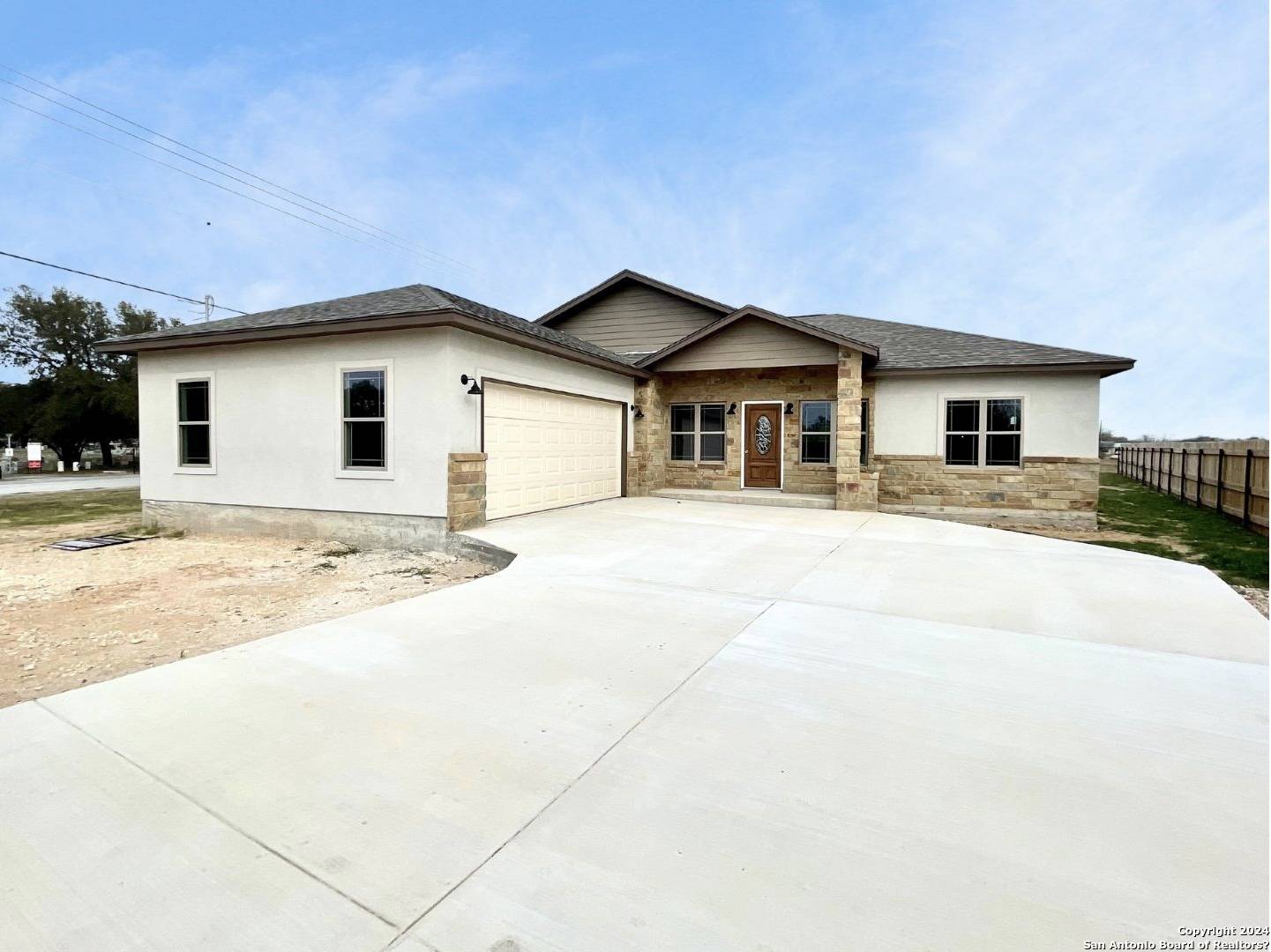 Devine, TX 78016,1220 DEVINE DR