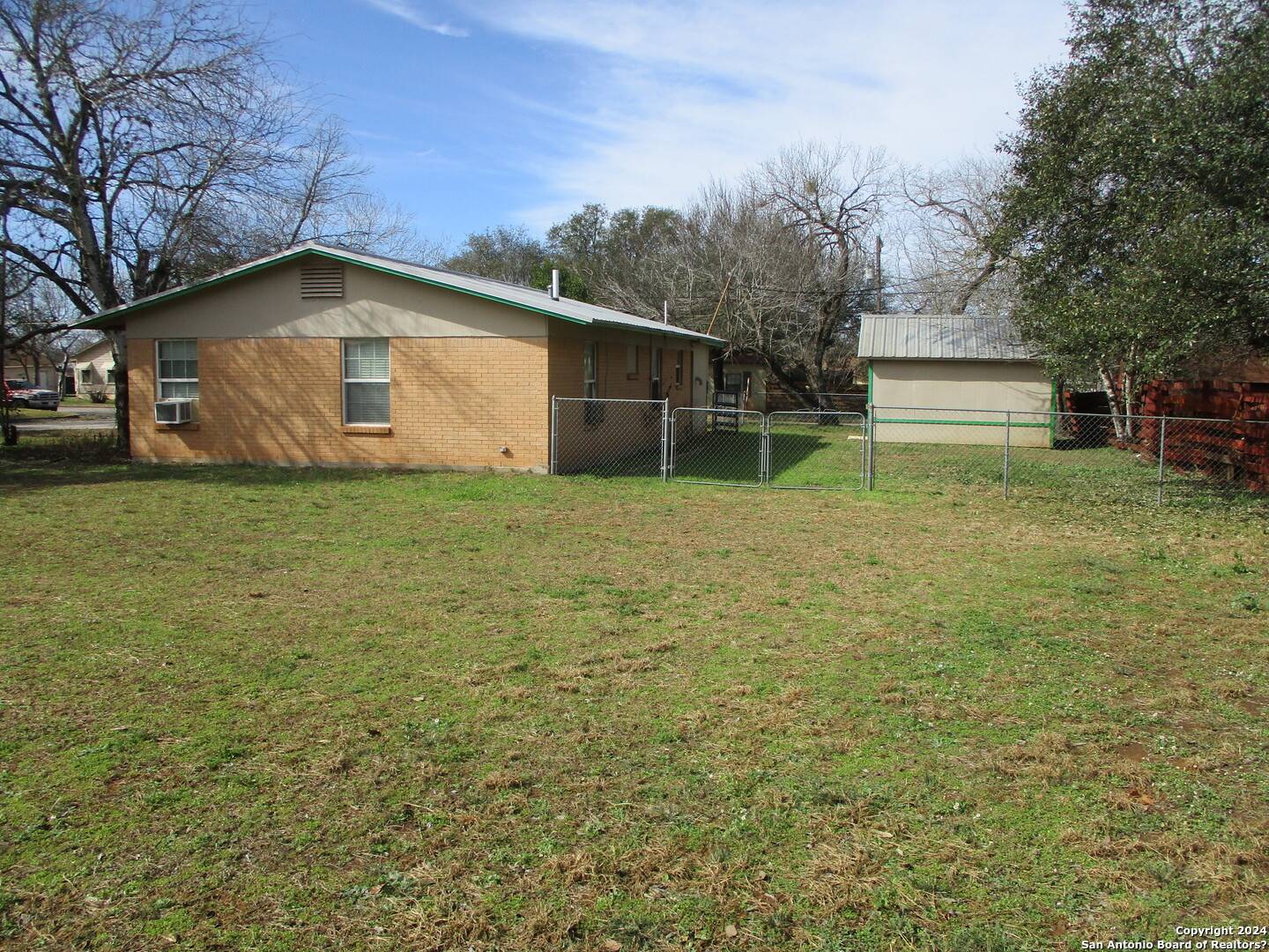 Pearsall, TX 78061,1105 Taft St