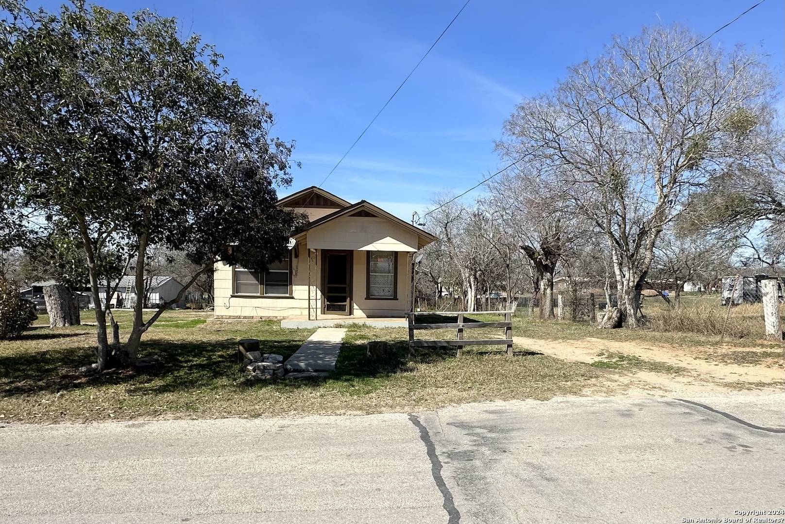 Floresville, TX 78114-1733,915 STANDISH ST