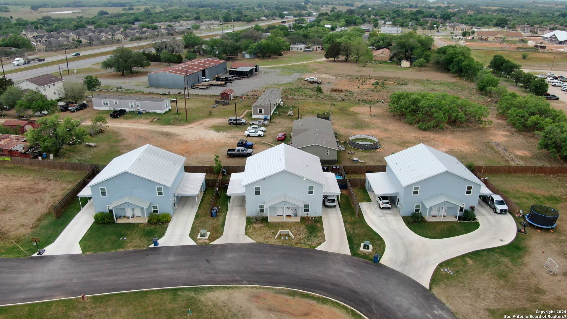 Floresville, TX 78114,201 LANTANA ST