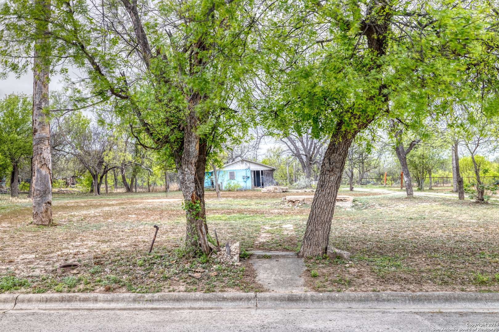 Uvalde, TX 78801,221 BATES ST