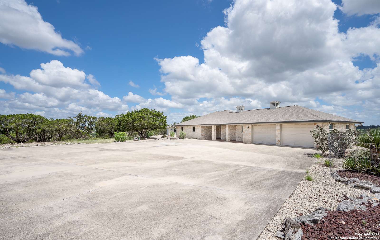 Kerrville, TX 78028-7946,170 LIMESTONE RDG