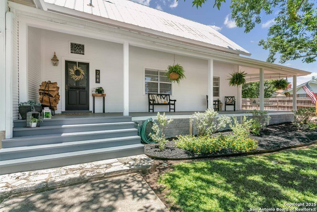 Comfort, TX 78013,704 North Creek