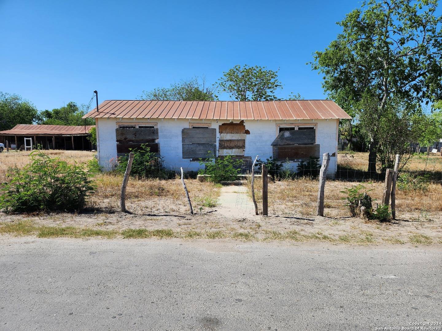 Carrizo Springs, TX 78834,506-600 Cotulla St.