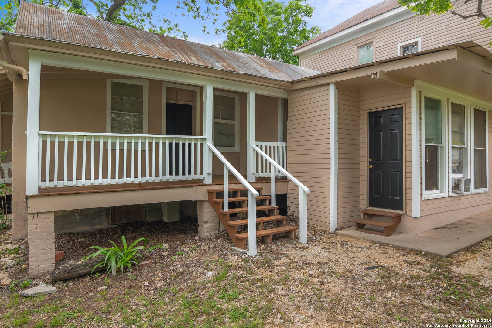 Seguin, TX 78155-6404,221 WASHINGTON ST
