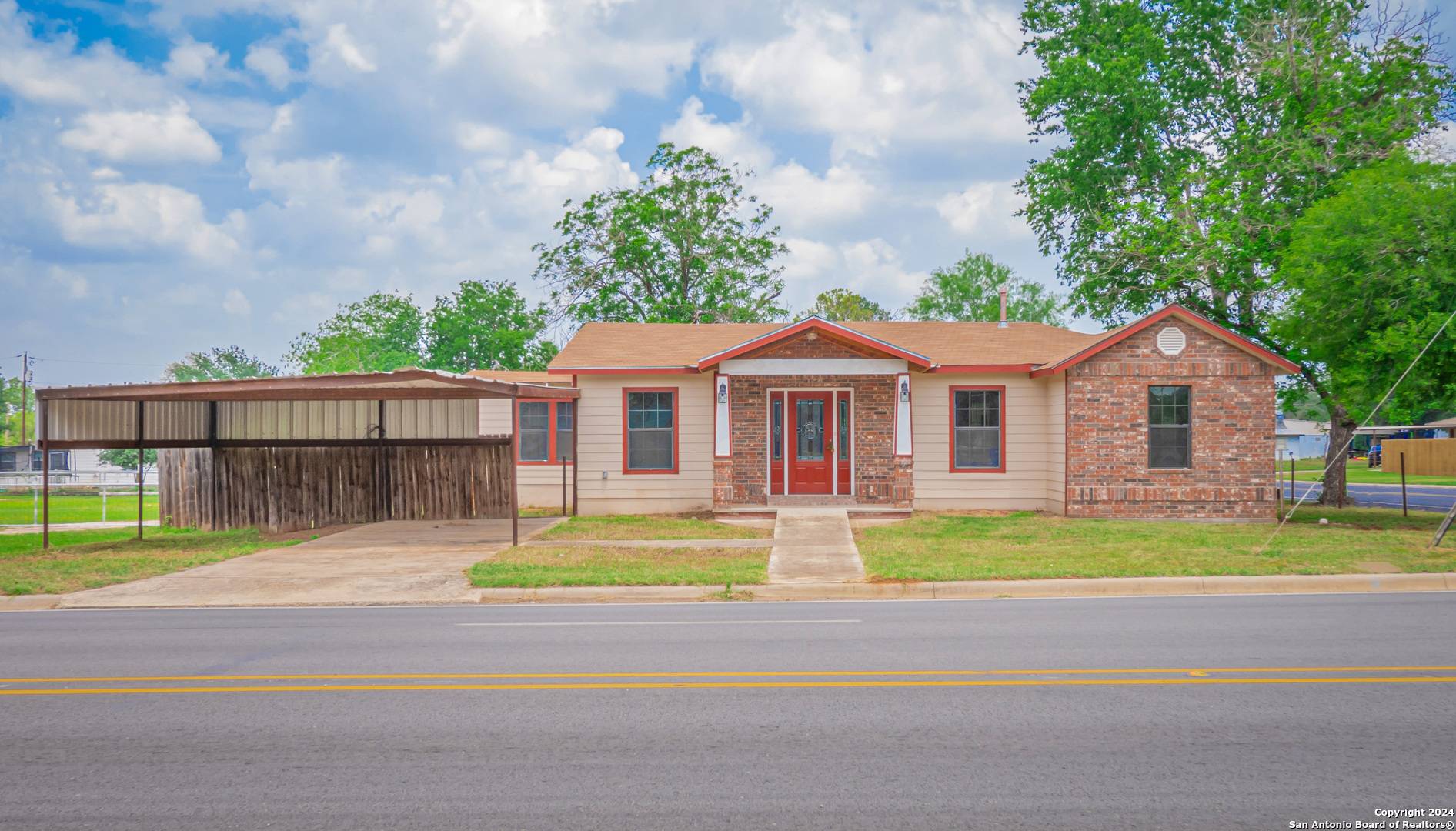 Pearsall, TX 78061,821 Colorado Street