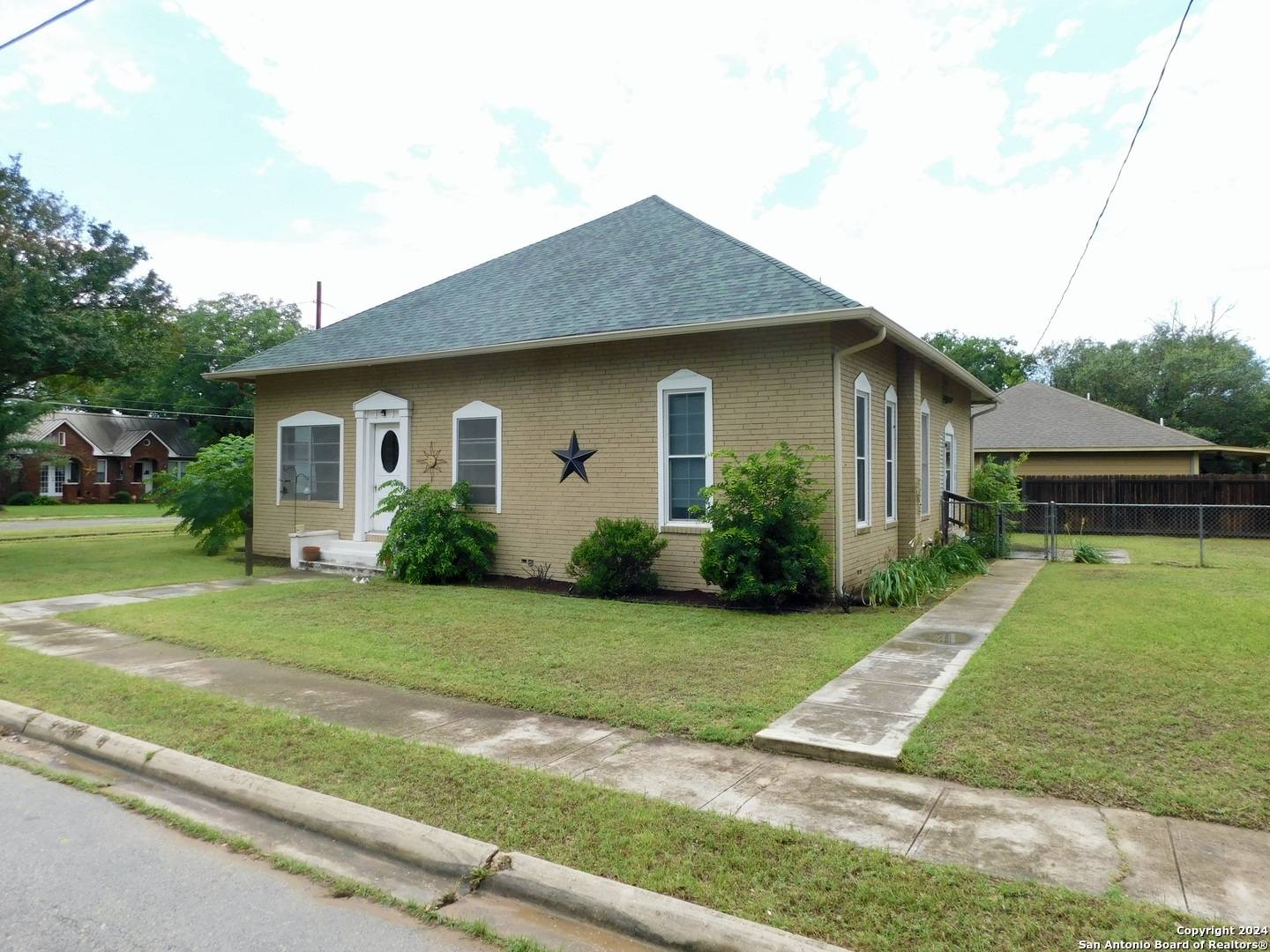 Devine, TX 78016,301 Jefferson Drive