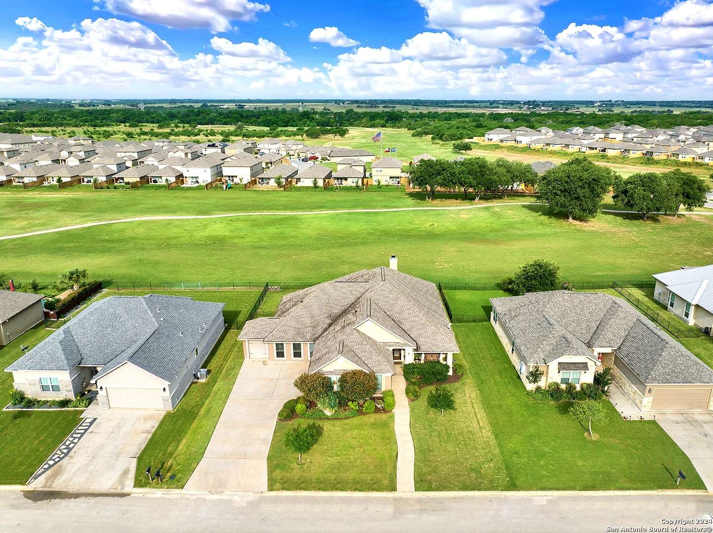 Floresville, TX 78114-4402,113 FAIRWAY DR