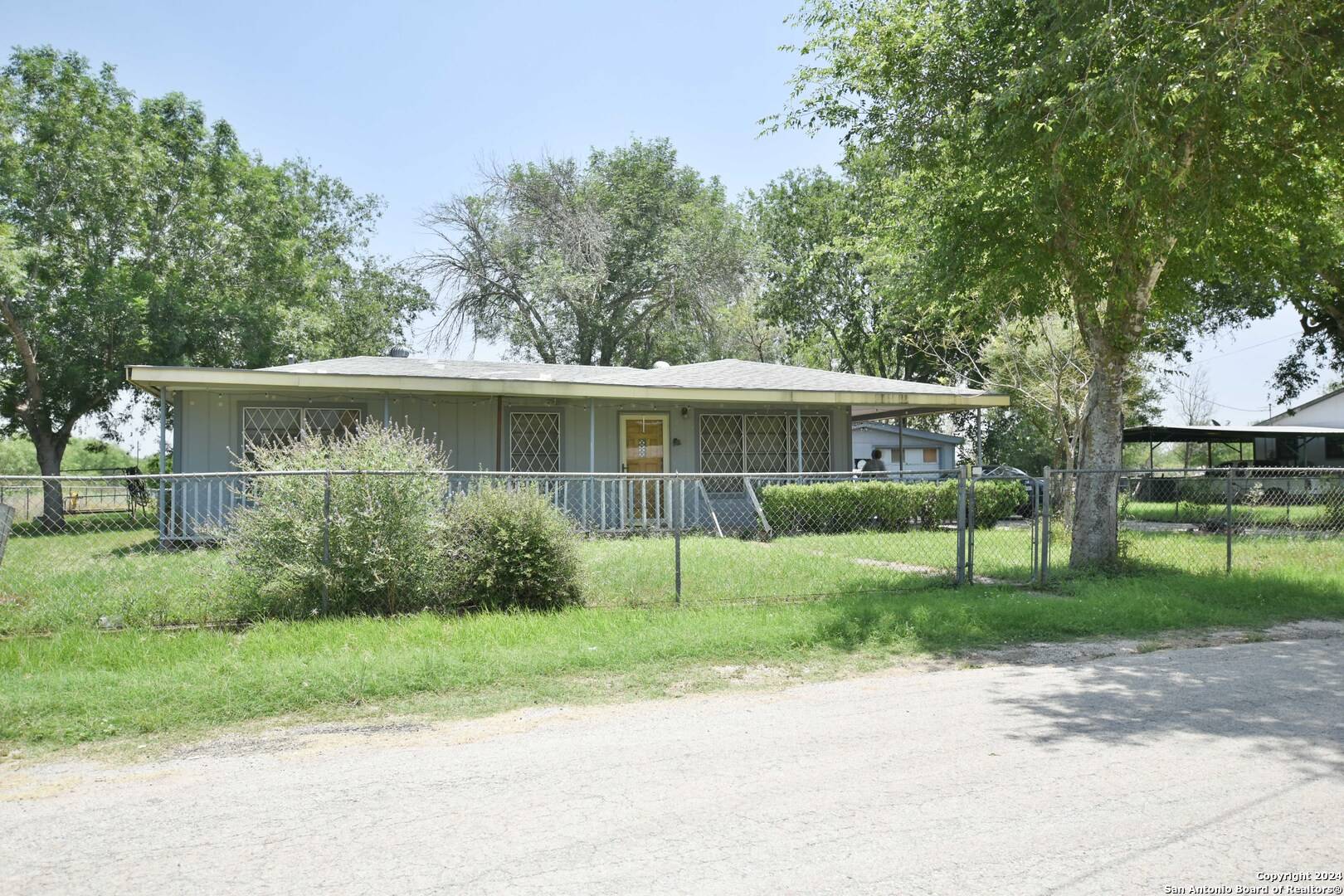 Yancey, TX 78886-4019,210 COUNTY ROAD 744