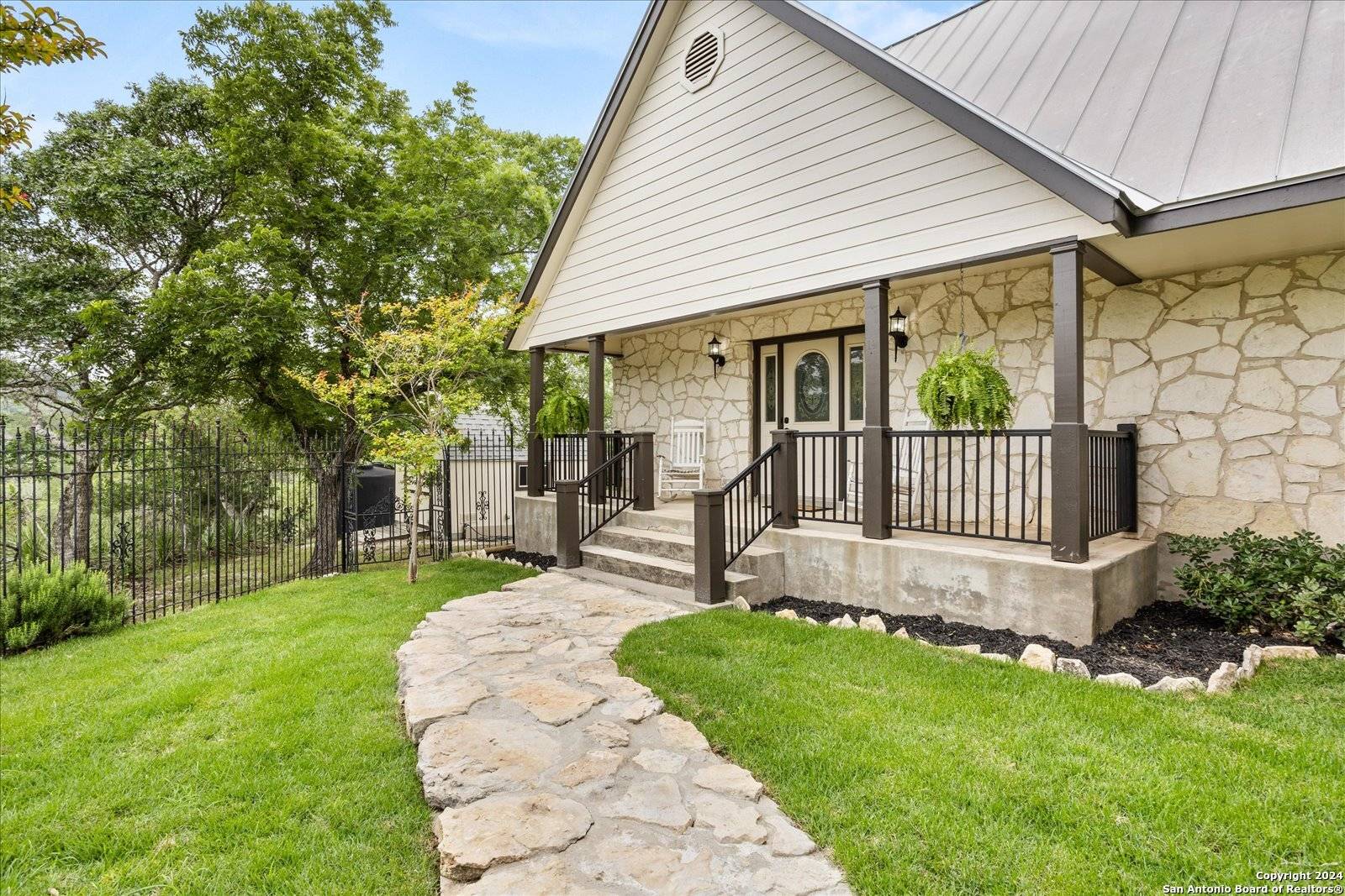 Boerne, TX 78006-5611,323 LAKE SIDE CIR