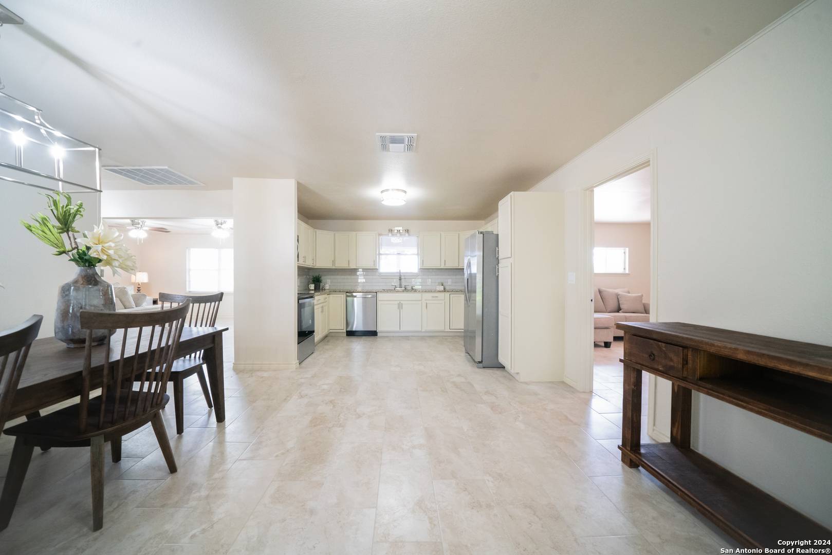 Devine, TX 78016,609 Hickory Highway