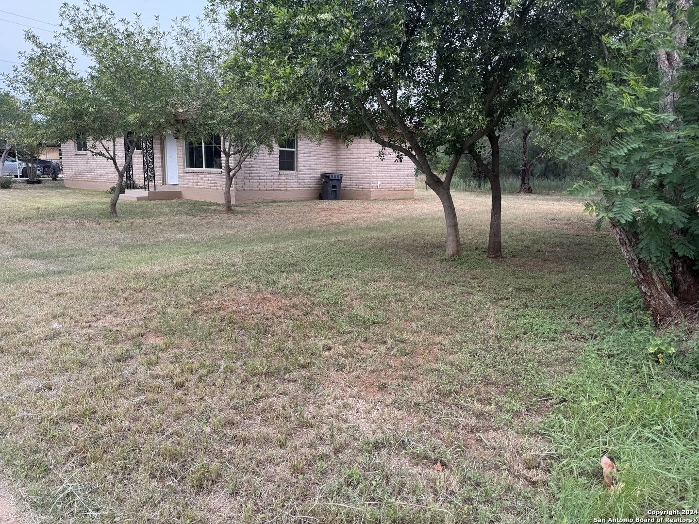 Dilley, TX 78017,305 MOFFETT