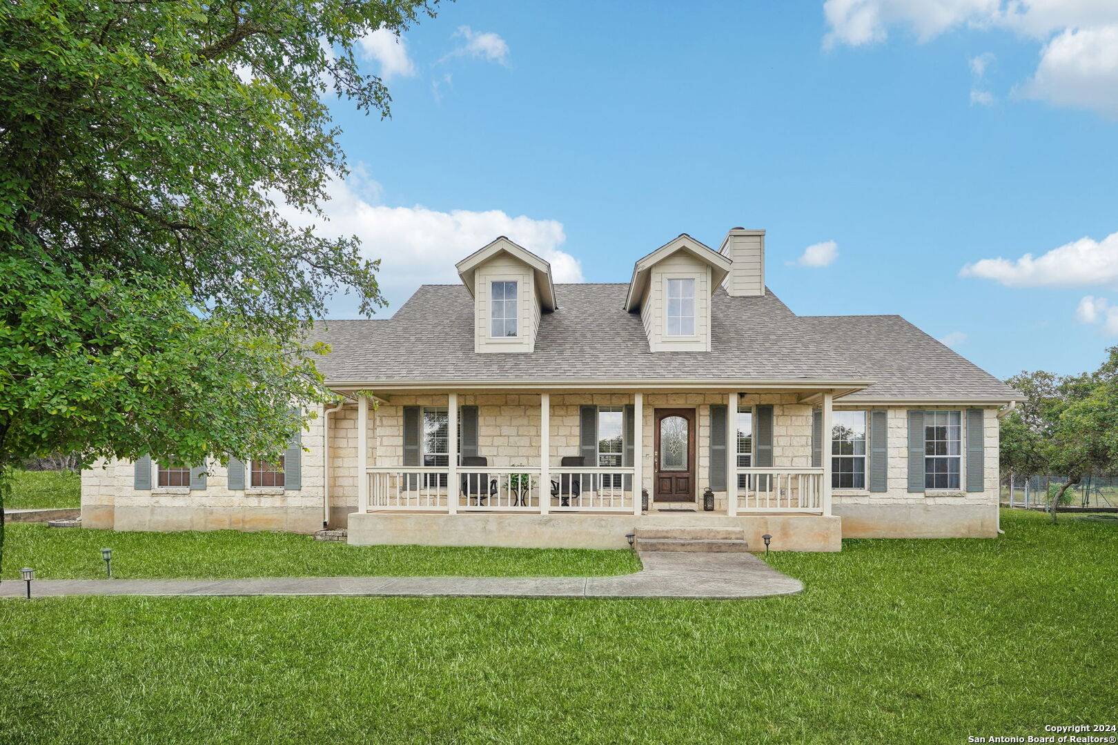 Boerne, TX 78006,208 red oak