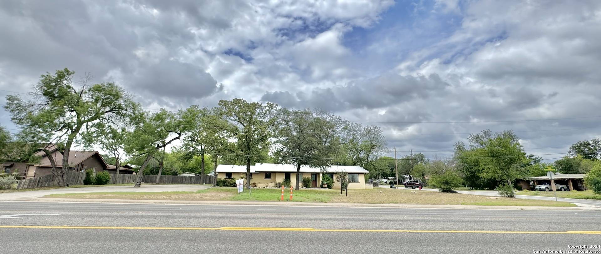 Uvalde, TX 78801,1112 GARNER FIELD RD