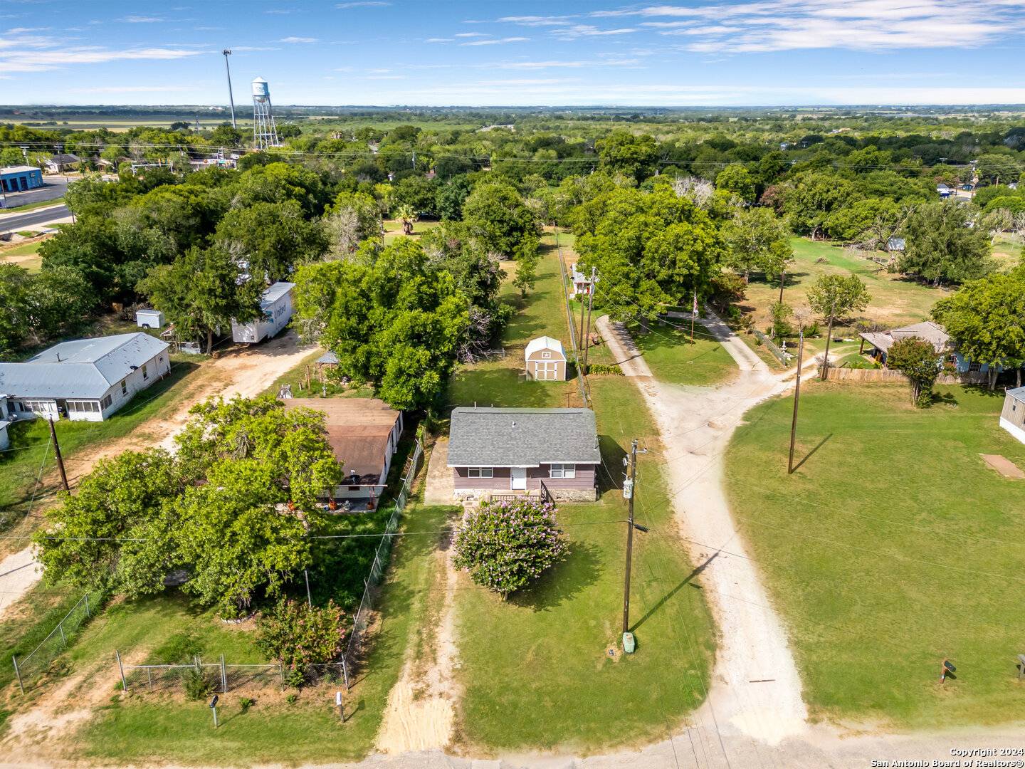 Floresville, TX 78114-1811,809 5TH ST