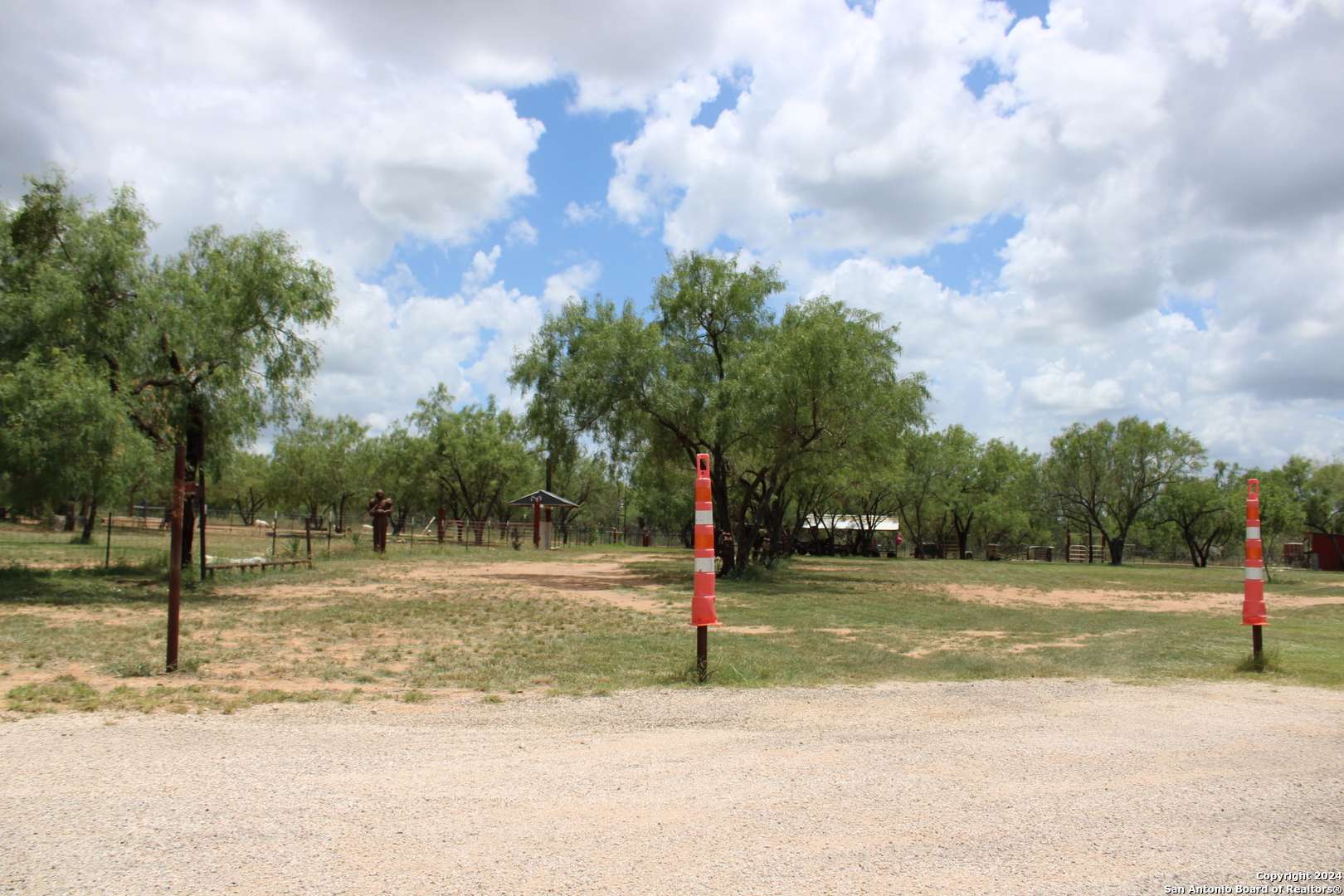 Devine, TX 78016,127 County road 2672