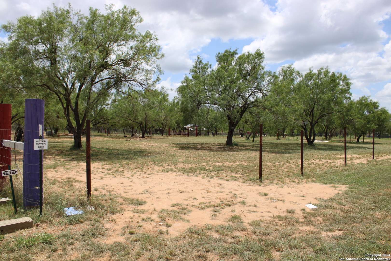 Devine, TX 78016,127 County road 2672