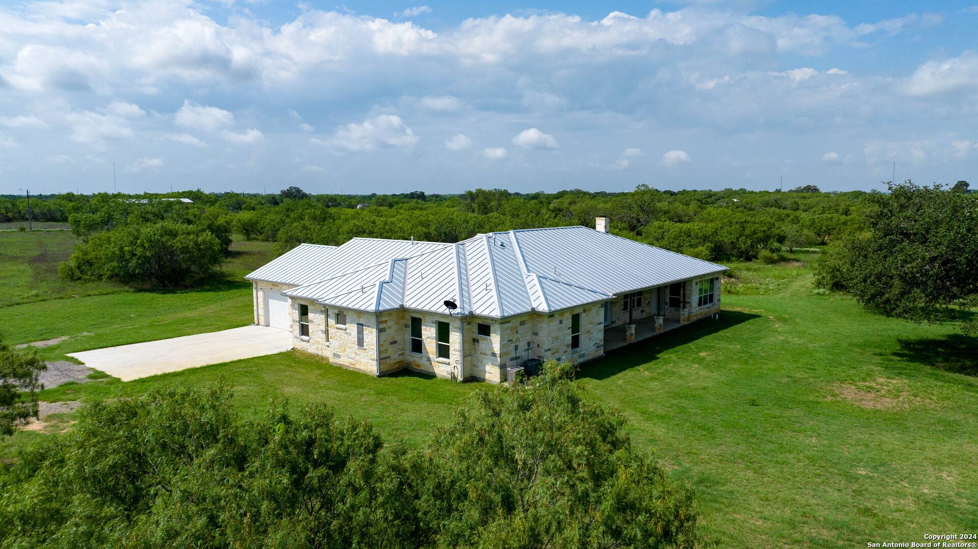 Floresville, TX 78114-3208,1385 Hwy 97 E