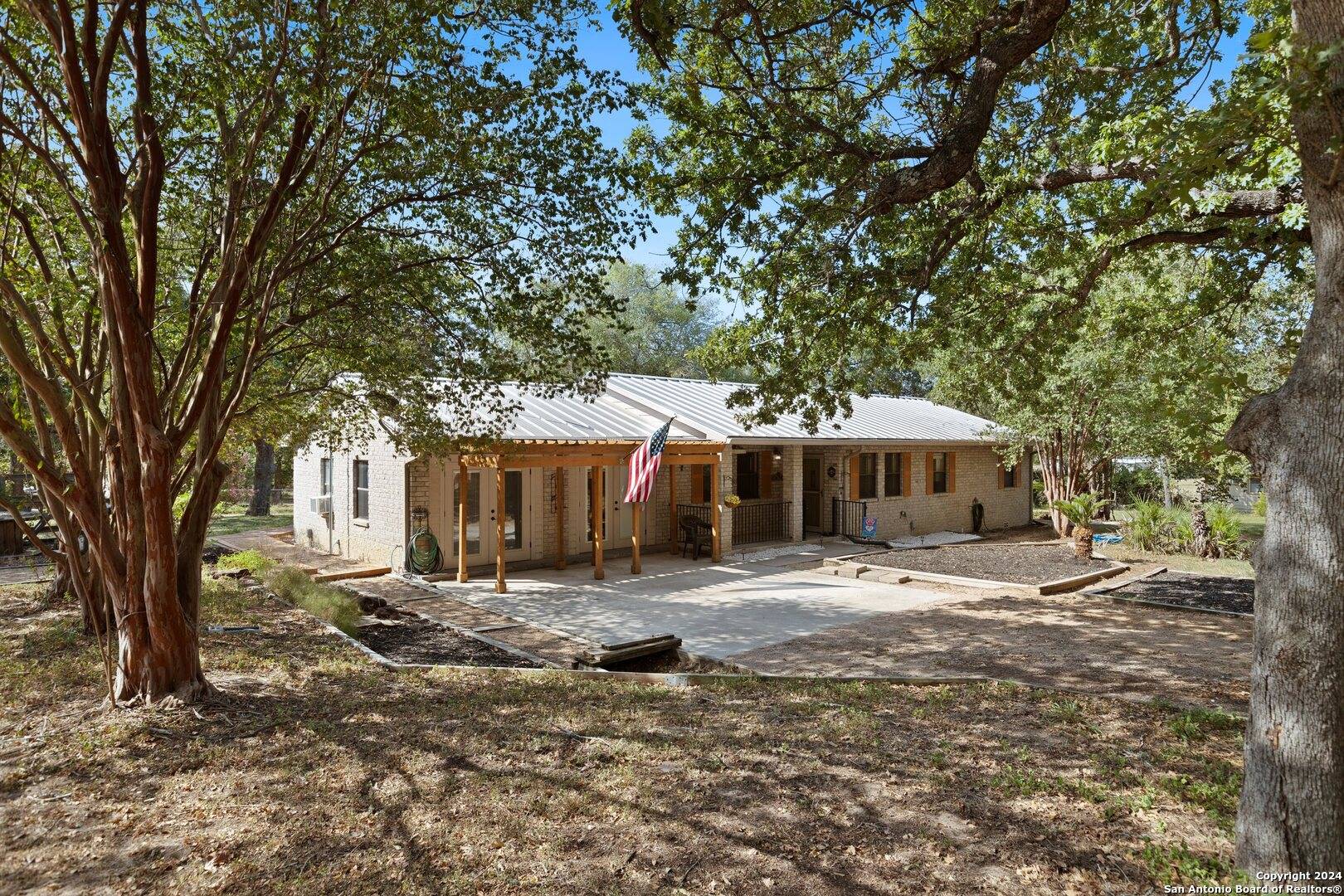 La Vernia, TX 78121-4587,296 WOLF LN