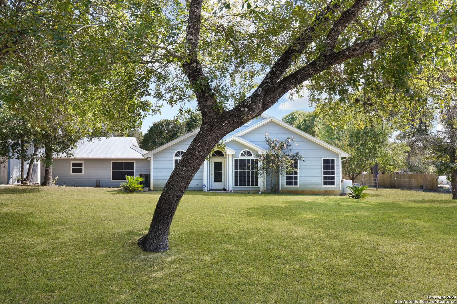 Floresville, TX 78114,104 scenic oak