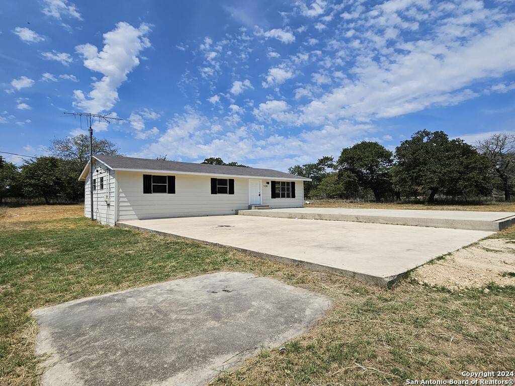 Floresville, TX 78114,128 misty oaks