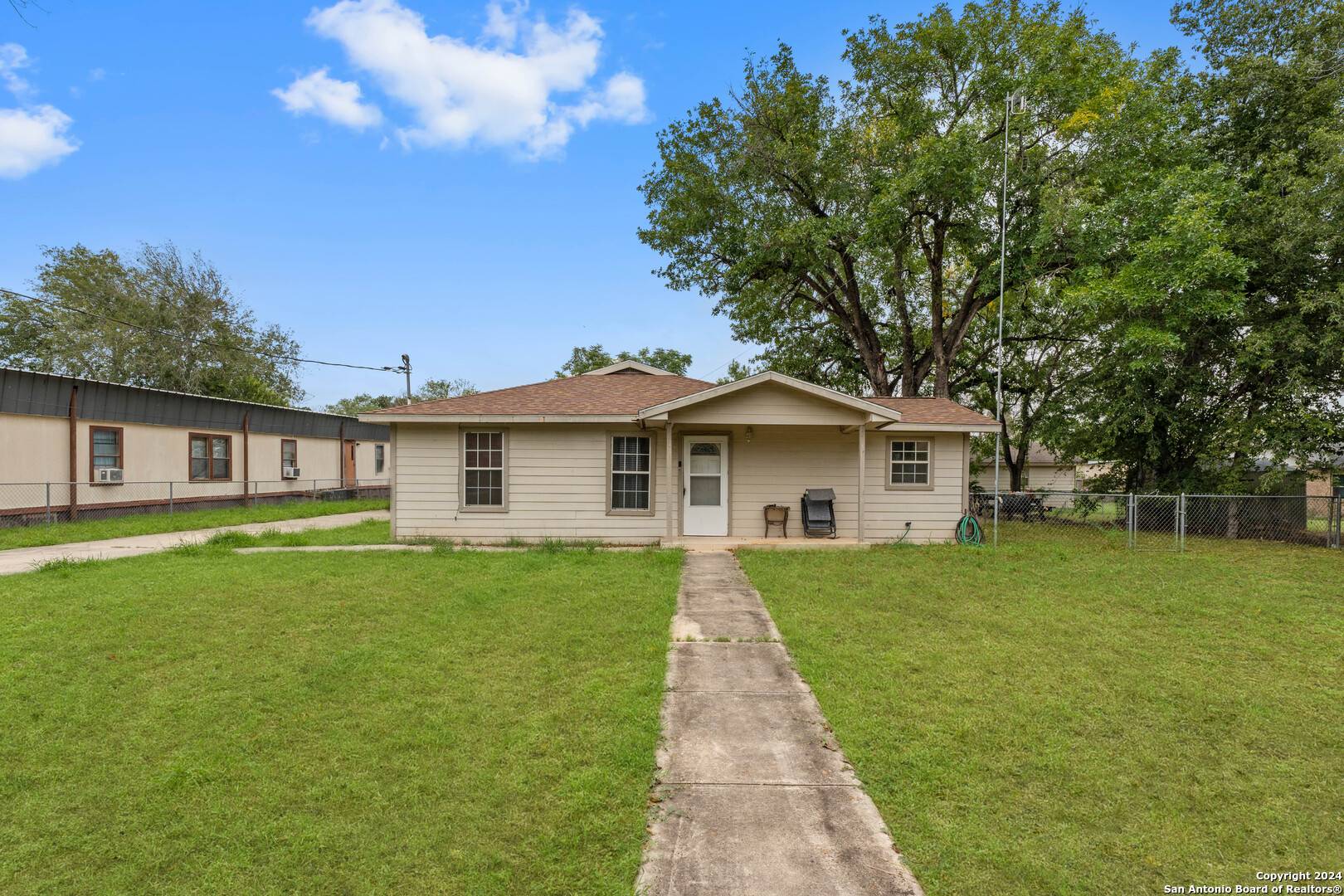 Floresville, TX 78114-1840,918 6TH ST