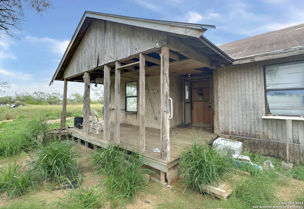 Christine, TX 78012,606 AVENUE J